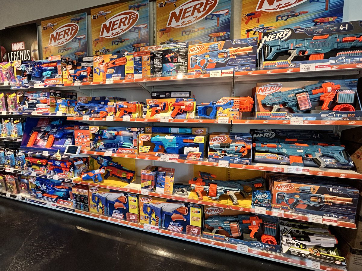 Hasbro_Store_JP's tweet image. 【#三井アウトレットパーク入間 店】

懐かしい #NERF のサンプルがいっぱい‼️
当店には、#ナーフ　のサンプルが売り場にたくさん並んでいます🔫💨

どれにするか迷う時は、実際に手に取って決めるのもいいですね🎵

数には限りがございます❗️ご来店はお早めに🙋🏻‍♀️

#Hasbro 
#ハズブロストア
