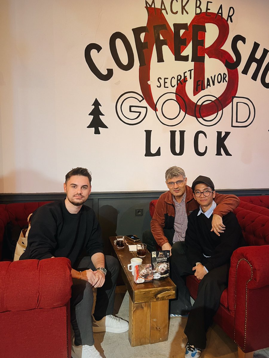 jafeone131's tweet photo. @Thebestfigen And 2 weeks after the event, I went to his place to give him a gift of authentic Kopi Luwak from Indonesia. Because he said "I've been to your country about 3 years ago. I really like Luwak Coffee. Can you bring me that one from ur home?" And here we go with the coolest uncle😁 https://t.co/WNZ2YqpiCU