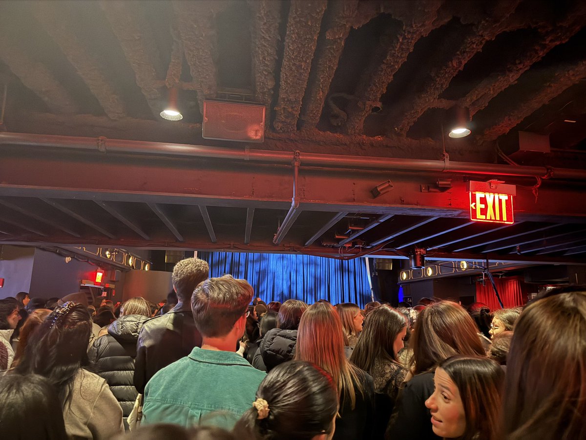 mandadoty's tweet photo. Well then……this overhang is SO annoying! But at least I get to be here and hear the music. This venue is NOT large enough for the amount of people here! #SundayBest https://t.co/xpCWCaQgwX