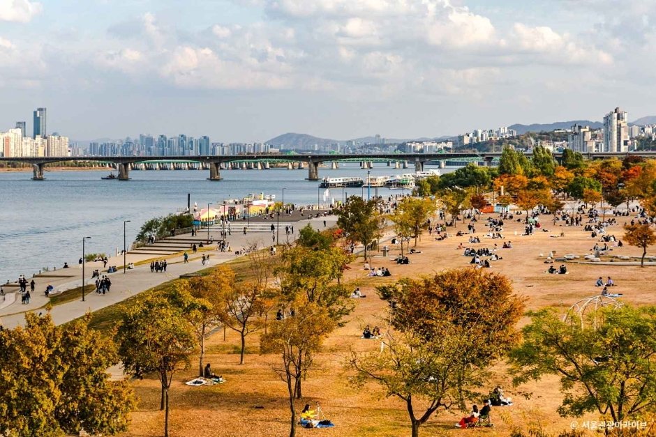 rockstarstae's tweet image. - BIGHIT akan ngadain proyek “BTS The City Arirang Seoul” tgl 20 Maret–12 April, jadi nanti 1 kota berubah jd 1 ruang festival.
- tgl 20 Maret Gerbang Sungnyemun &amp;amp; Seoul Tower akan dihias tampilan visual digital, terus ada program lounge di Yeouido Hangang Park sampai 22 Maret.