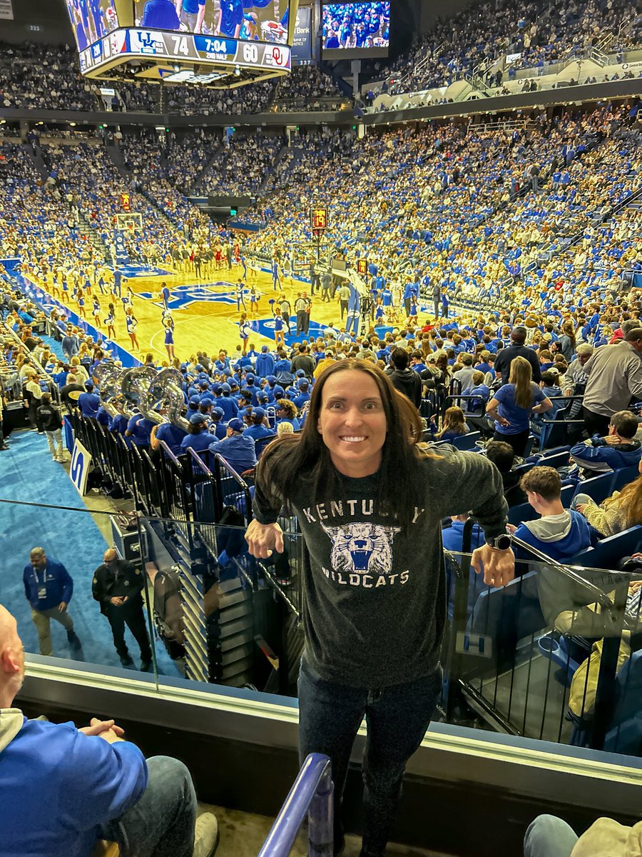 CandaceYoung37's tweet photo. 💙🏀💙🏀💙 https://t.co/7zSNFJD19F