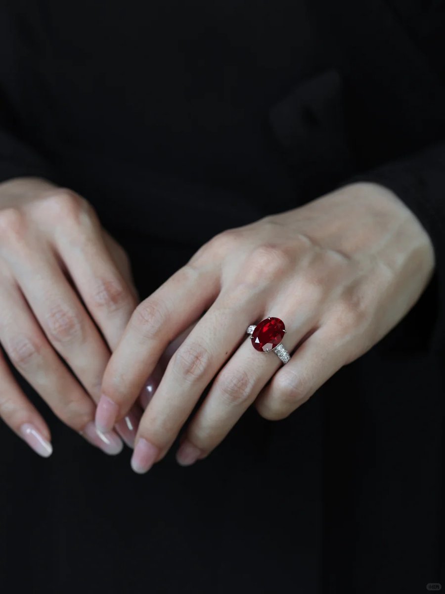 FloralJewelry_'s tweet photo. 💎 3.0ct oval lab-grown ruby in 18K white gold ✨ Sleek pavé diamonds, minimalist elegance for daily wear &amp; special occasions.
📧 sales01@floralgemjewelry.com🌐 https://t.co/BjMRuov7z1
 #floraljewelry #labgrownruby #luxuryrings https://t.co/zJmDQv9TdU