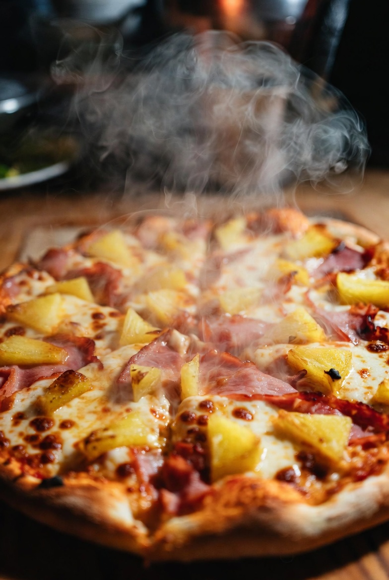 xtusimple's tweet photo. Pineapple on pizza: yes or absolute crime?  Drop your vote + WHY in the comments (no fence-sitters allowed!) https://t.co/rn5J4pVAxk