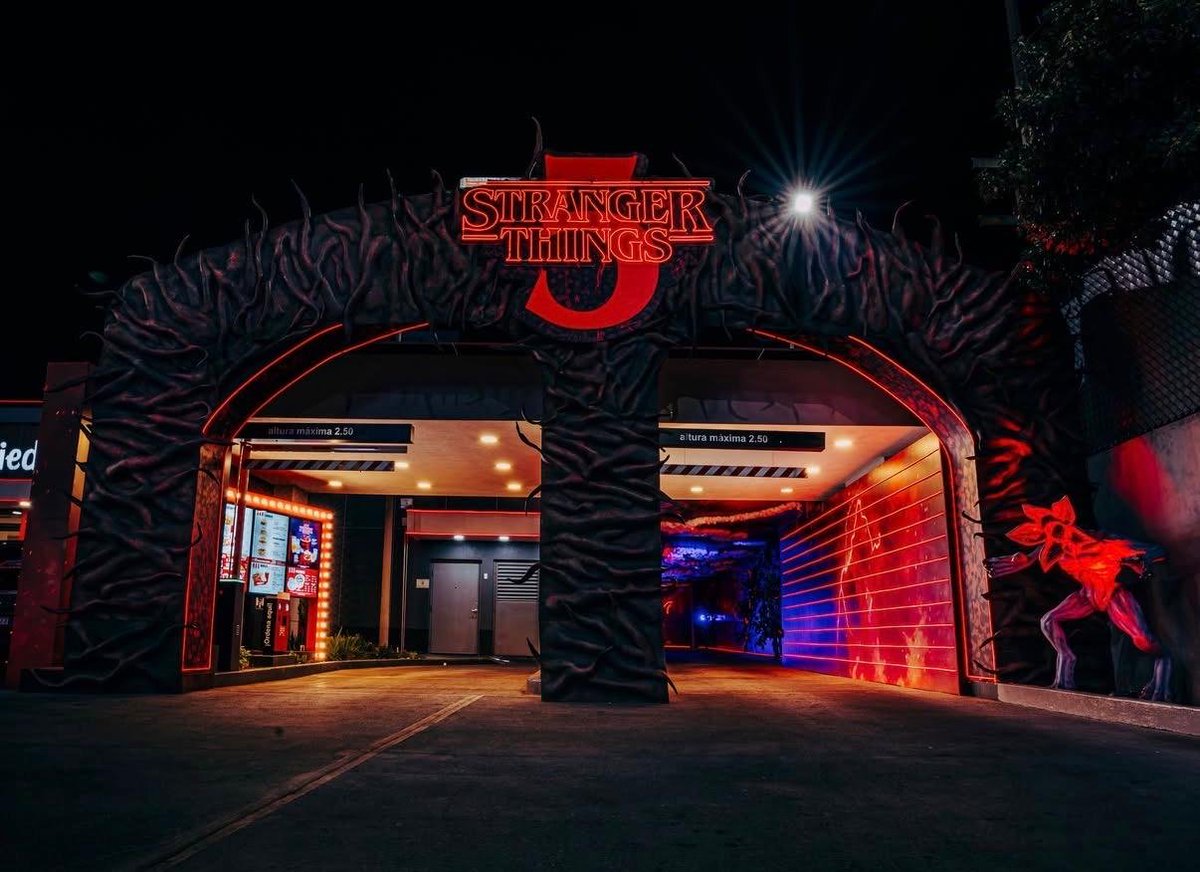 Digit_Corp's tweet photo. Una colaboración que transforma un simple restaurante en una experiencia inmersiva. 

Un ejemplo de marketing que une nostalgia, diseño y storytelling para crear conexión real con los fans. 

#DigitCorp #StrangerThings #KFC https://t.co/GIqrImIqgc