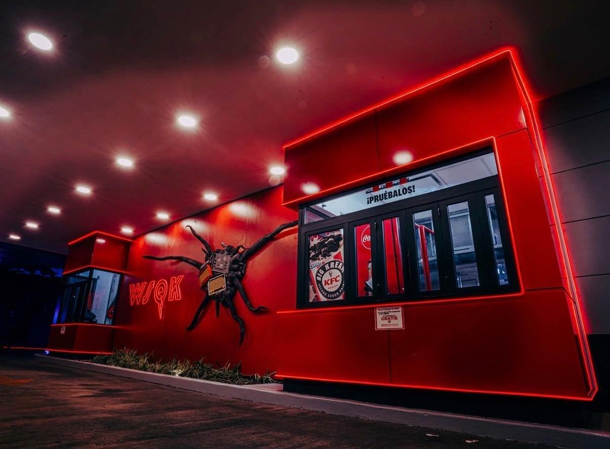 Digit_Corp's tweet photo. Una colaboración que transforma un simple restaurante en una experiencia inmersiva. 

Un ejemplo de marketing que une nostalgia, diseño y storytelling para crear conexión real con los fans. 

#DigitCorp #StrangerThings #KFC https://t.co/GIqrImIqgc