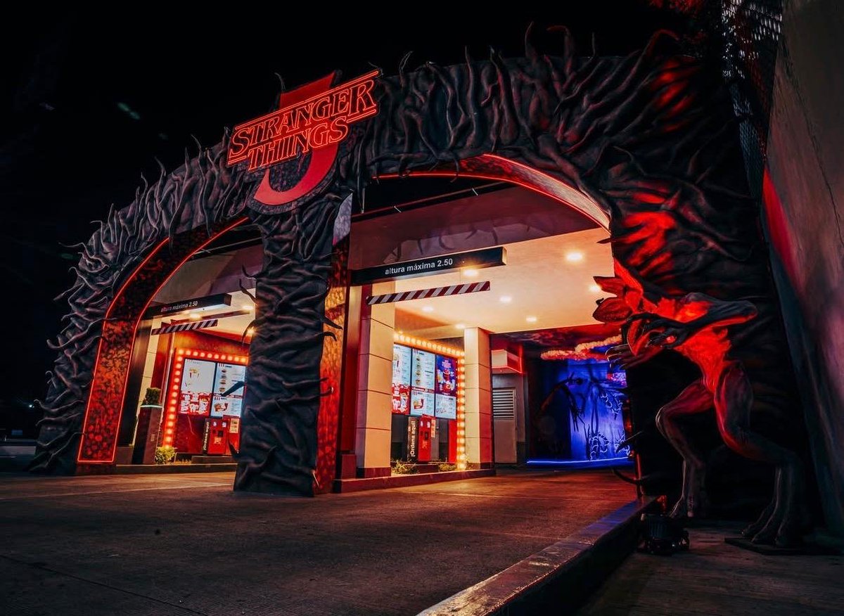Digit_Corp's tweet photo. Una colaboración que transforma un simple restaurante en una experiencia inmersiva. 

Un ejemplo de marketing que une nostalgia, diseño y storytelling para crear conexión real con los fans. 

#DigitCorp #StrangerThings #KFC https://t.co/GIqrImIqgc