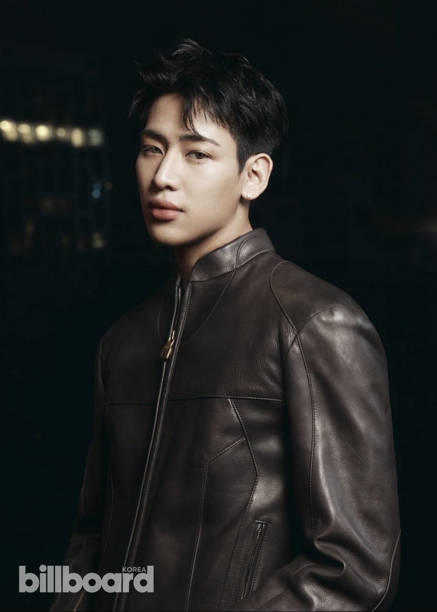 แจคเก็ตหนังตัวนี้ วันแอนด์โอนลี่นะคะ คือสวยมาก เห็นตั้งแต่ช่วงโฮมทาวน์ หล่อเหมาะกับน้องสุดๆ สไตล์พี่แบมสุดๆ 
#BamBam #Louisvuitton