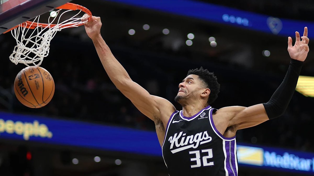 Dylan Cardwell officially signs a standard contract with the Sacramento Kings. 

via <a href="/ShamsCharania/">Shams Charania</a> 

Cardwell this season:
4.7 PPG
7.1 RPG
1.1 APG
0.7 SPG
1.7 BPG

Congratulations King Cardwell 🙏💎