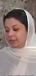 AthSal01's tweet photo. عمر قید کی سزا یافتہ سیالکوٹ جیل میں بند ایک خاتون قیدی کی حیران کن کہانی : پڑھی لکھی یہ خاتون جیل میں خواتین قیدیوں کو پڑھانے پر مامور ہے ، بقول اس خاتون کے ۔۔۔۔۔ میں اپنے خاوند کے ساتھ ہنسی خوشی زندگی گزار رہی تھی ، ہمارے  5 بجے تھے اور چھٹا بچہ میرے پیٹ میں تھا جب میرے خاوند قتل ہو گئے ، الزام میرے اوپر لگا کیونکہ میں نے محبت کی شادی کی تھی اور اپنے شوہر کی دوسری بیوی تھی ، میں اپنے والدین کی اکلوتی بیٹی تھی میرا کوئی بھائی بھی نہیں تھا والد وفات پا چکے تھے ، کون میرا کیس لڑتا چنانچہ عدالت نے مجھے عمر قید کی سزا سنا دی ، میرے پانچ بچے اپنی نانی کے پاس رہتے ہیں ، ایک بیٹی جو جیل میں پیدا ہوئی وہ میرے پاس ہے ، میرے پاس رہائی کی پیشکش ہے ، میرے بچوں کی پھوپھیاں کہتی ہیں کہ اگر میں اپنے شوہر کی جائیداد سے اپنے حصے سے دستبردار ہو جاؤں تو مجھے معافی مل سکتی ہے لیکن میں اپنے بچوں کا سوچ کر یہاں بیٹھی ہوں ، اگر 6 بچوں کا حق چھوڑ دوں تو یہ انکے ساتھ زیا۔دتی ہو گی ، میری قسمت میں دکھ تھے کوئی بات نہیں  لیکن بچوں کے لیے کم از کم یہ تو کر سکتی ہوں ۔۔۔۔۔۔