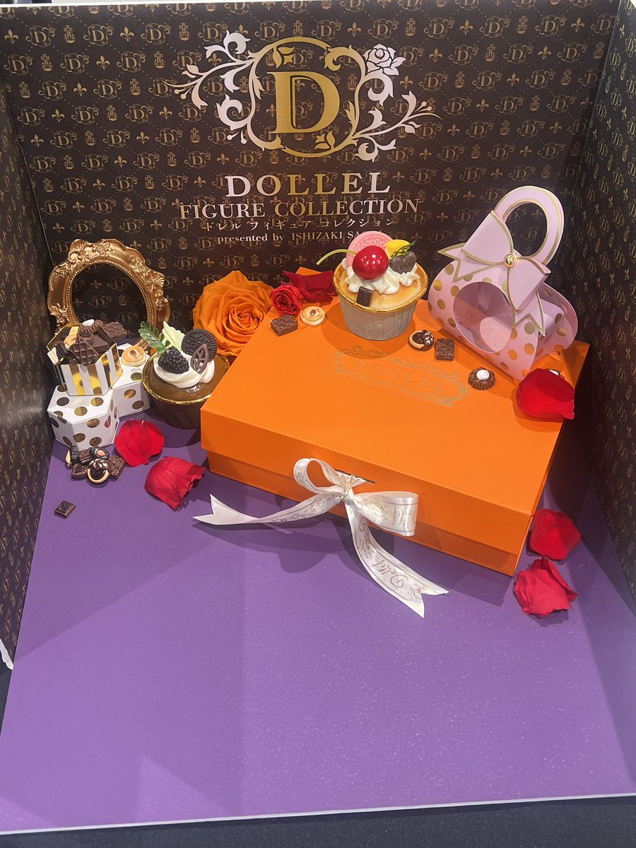 ishizaki_saori's tweet photo. 本日よりスタートしました🙌
ドリームカプセルさんのDOLLELPOPUPではなんと第1弾〜第3弾までの商品が復活販売されています🥰
今回は新たに背景として写真撮影をして頂けるフォトスポットを設置しております🫶💕
お気に入りのフィギュアやドール、ぬいちゃんを置いて一緒に撮影してね🧚
#DOLLELPOPUP https://t.co/3ft4Ub7LRk