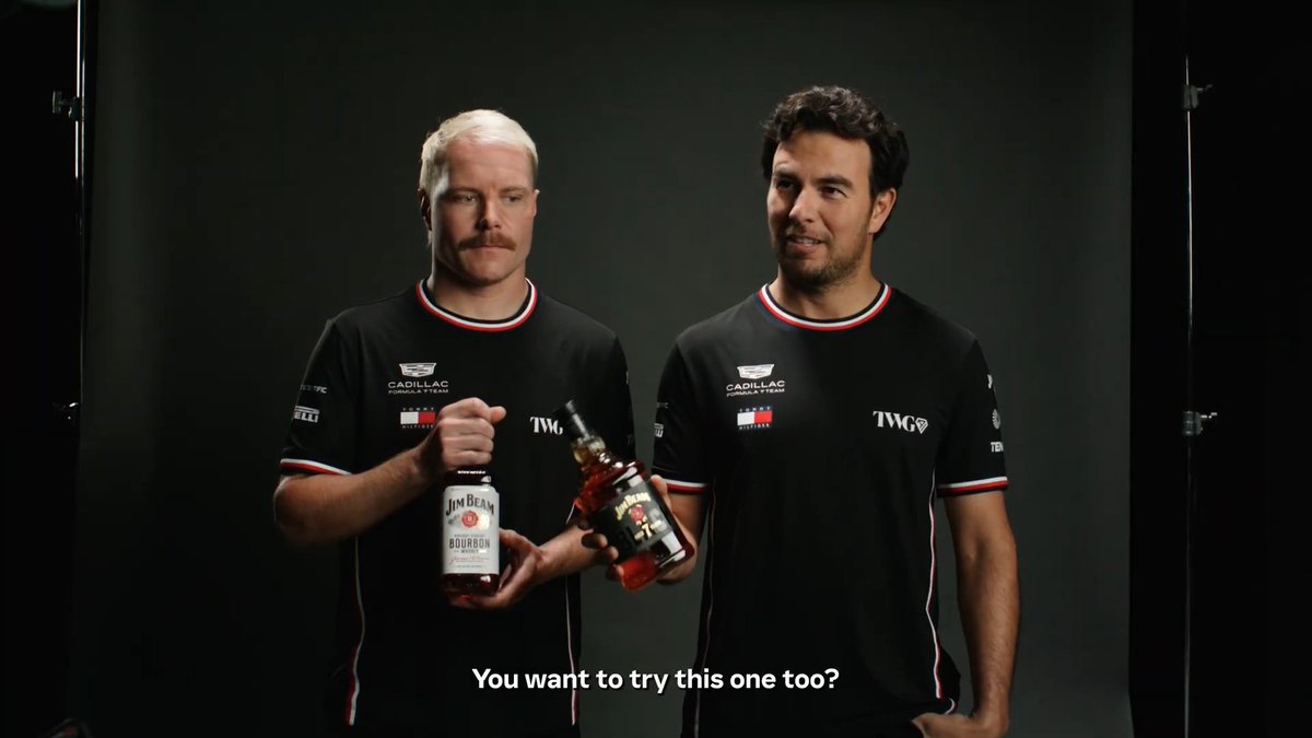 Checo_kingdom's tweet image. Le dan a Checo una botella de @JimBeam, Checo en chinga:

"You want to try this one too?" 🥃 La sonrisa que hace JAJAJAJAJAJAJAJAJA