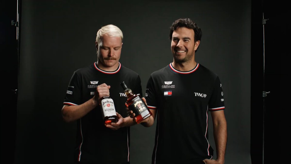 Checo_kingdom's tweet image. Le dan a Checo una botella de @JimBeam, Checo en chinga:

"You want to try this one too?" 🥃 La sonrisa que hace JAJAJAJAJAJAJAJAJA