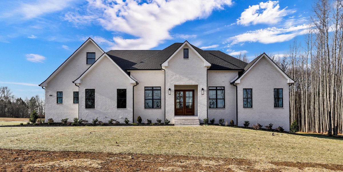 BRMillerCompany's tweet image. Another custom home complete.

Grateful for our clients who trusted us to bring their vision to life.

#CustomHome #NewConstruction #HomeBuilder #brmhomesllc