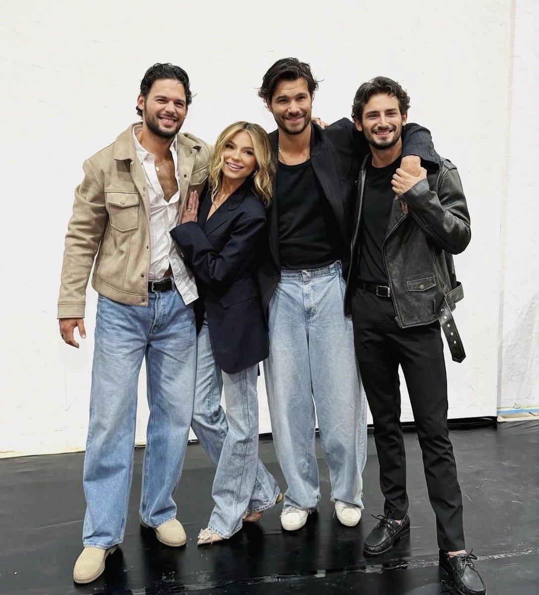 Emmanuel Palomares, Sofia Castro, Brandon Peniche y Emílio Osorio serán los protagonistas de la telenovela #HermanosCoraje.

Nueva producción de José Alberto Castro para TelevisaUnivision.