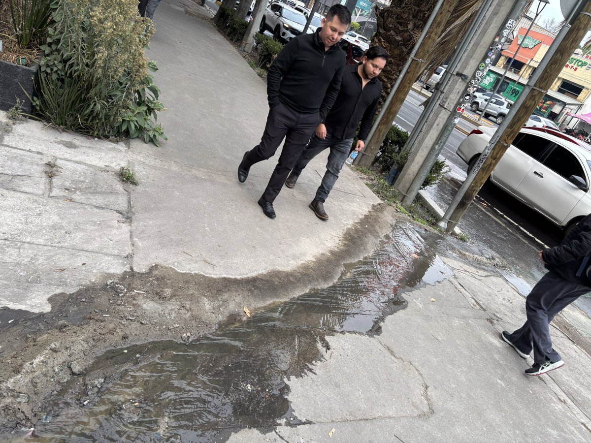 gilomarquina's tweet photo. La ciclovía de Insurgentes a la altura del 2133 se ha convertido en un foco de infección. Una fuga de aguas negras lleva 3 días inundando el carril y lo hace completamente intransitable. ¿Hasta cuándo la reparación? @SACMEX_DENUNCIA @SOBSECDMX  @ClaraBrugadaM  @AlcaldiaAO https://t.co/EWDhhj6uYF