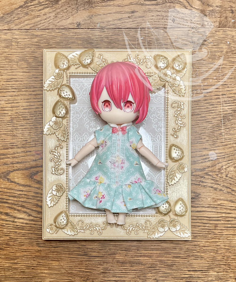 1/12サイズも仕上がりました〜
試着はねんどろいどどーるボディ。襟は着用するお人形さんや好みに合わせて折ることが可能です。
春やイースターのイメージで、ビーズも薄ピンク色。🌸
スパンコールは光の加減で色が変わりますが、比較的ピンク色になる個体と向きを選んでいます。