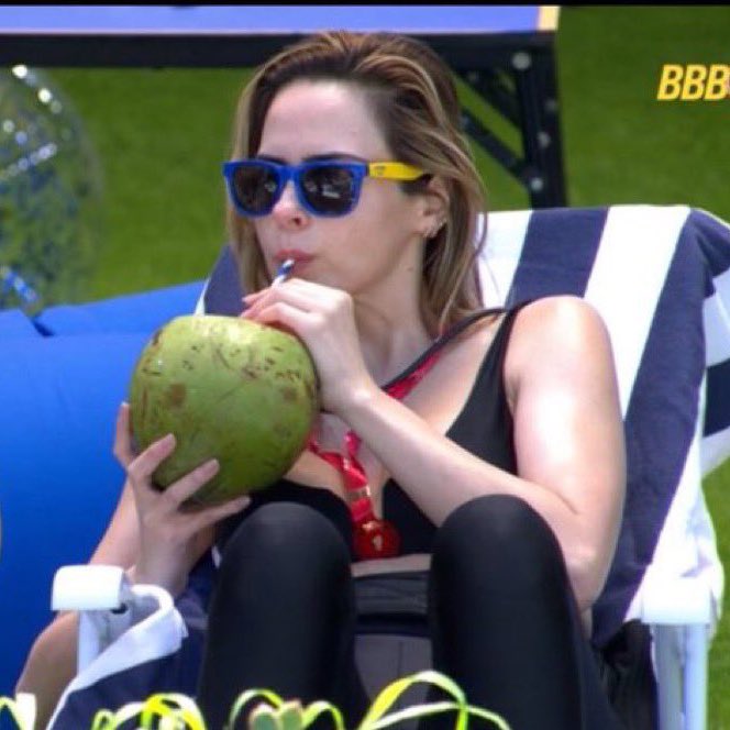 thiago_p's tweet photo. A Watch Party da @TIMBrasil está mais bombada que a festa da Maxiane.

Todas comentando com #TIMNoBBB26 #BBB26 #publi 

Eu em casa       /      Eu em dia de festa https://t.co/YTYyvATQCI