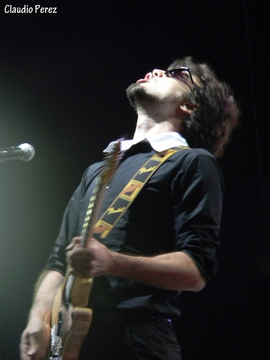 ClaudioPerezcba's tweet image. #Día10: El año 2012, casi como una broma del destino, hizo que Luis Alberto Spinetta falleciera dos días antes del comienzo del festival. Los artistas que pasaron por el @Cosquin_Rock no dejaron de homenajearlo... incluso, su hijo @dantespinetta junto a IKV.