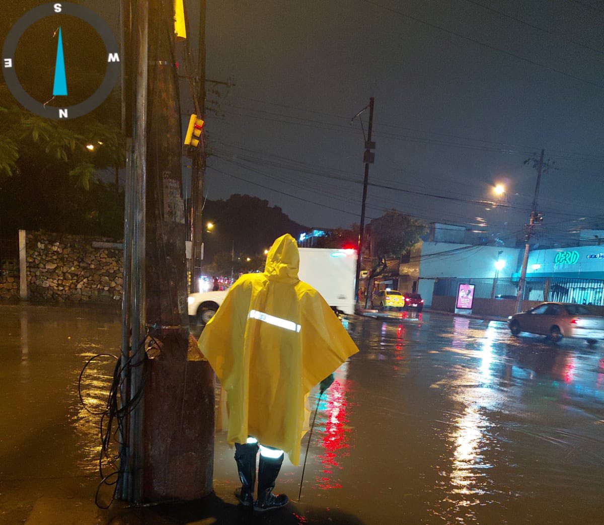 FernandCornejoV's tweet photo. #SeguraEP | Respuesta operativa e inmediata ante lluvias en Guayaquil

Desde el #C5GYE activamos la atención en territorio, en coordinación con DACMSE, @EmapagGye @interagua @parquesgye @BomberosGYE ante la acumulación de agua en distintos puntos de la ciudad. Se desplegaron vehículos hydrocleaner e inspectores en sectores como Sauces, av. de las Américas, av. Pedro Menéndez Gilbert, Piedrahita y Ximena, Clemente Ballén y Seis de Marzo, entre otros.

Hasta el momento no se reportan caídas de árboles o postes, ni colapsos estructurales, socavones o deslizamientos. La atención se prioriza según los reportes ciudadanos y el monitoreo permanente.

Solicitamos a la ciudadanía mantenerse informada por los canales oficiales y reportar novedades a través de la línea 1-8-1.

#CiudadDeTodos
#AsíSeHaceGuayaquil
#AquilesAlvarez