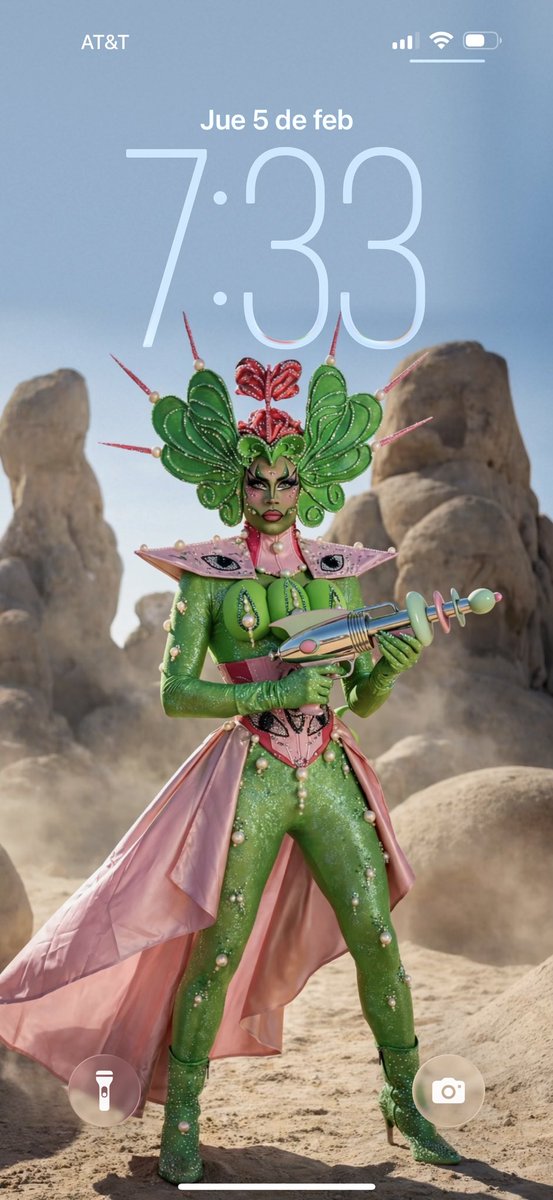 Obsessed with these two queens 🧡💚.