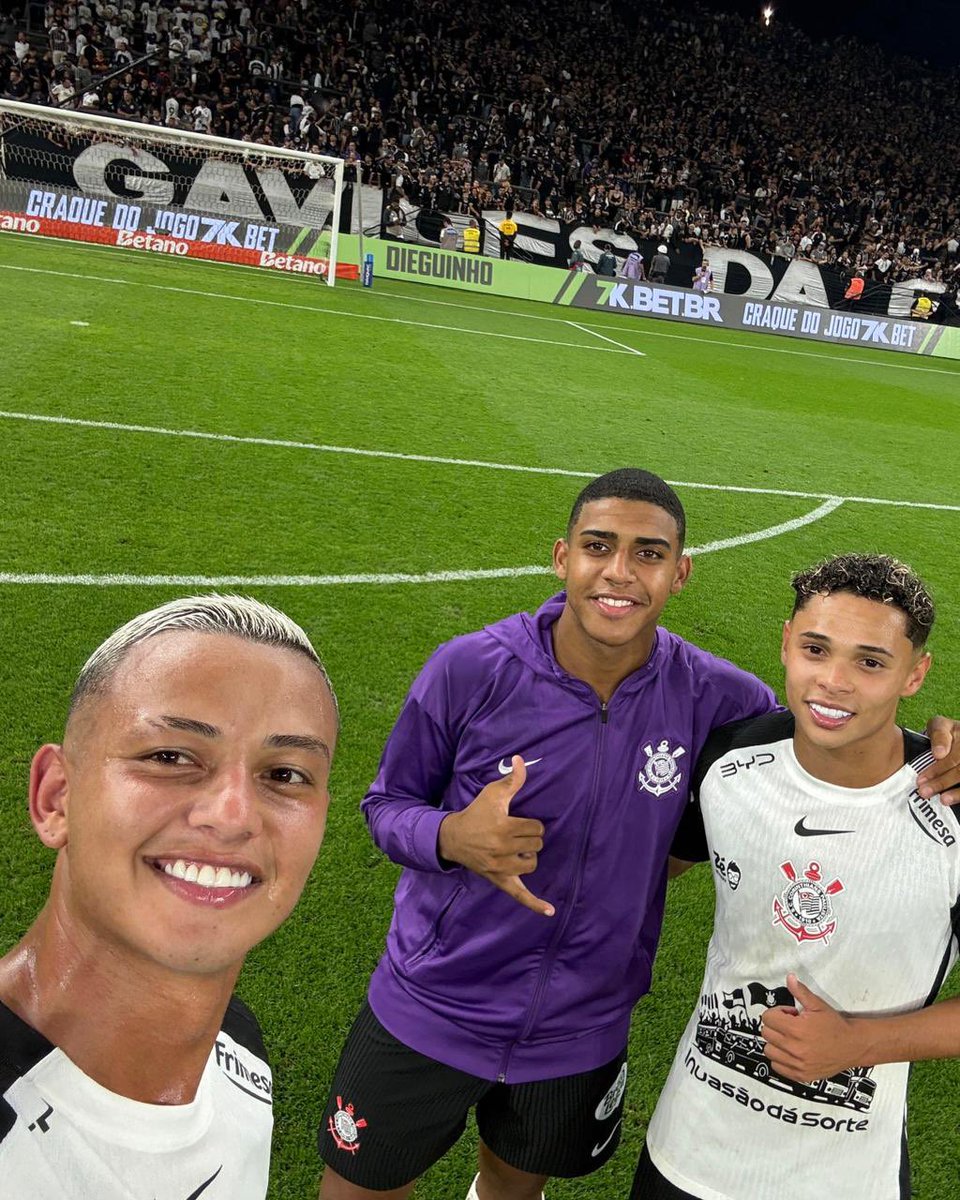 Corinthians's tweet photo. A selfie dos #FilhosDoTerrão que foram os autores dos três gols de hoje! 🏴🏳️🤳🏼

#CorinthiansNaBase
#VaiCorinthians https://t.co/mGaoa8mbmK