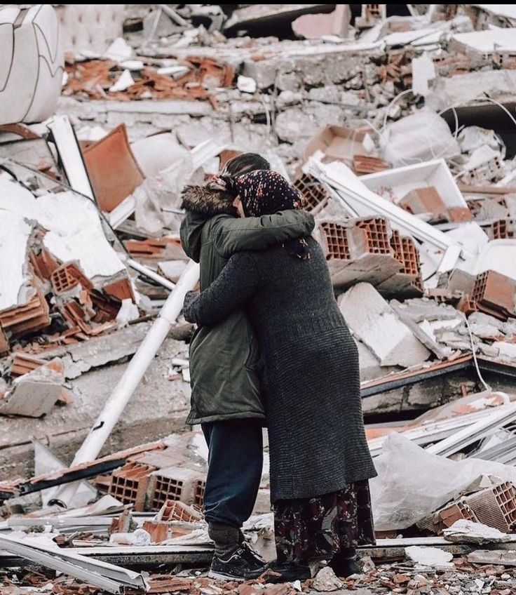 1guzergah's tweet photo. "Sözün devamının getirilemediği an..."

#6subat #6subatdepremi #6subat2023 https://t.co/AfETwfftoS