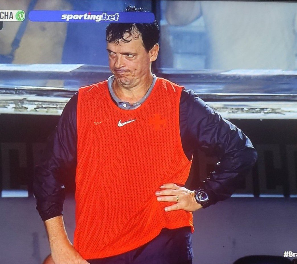 liberta___depre's tweet image. Nos últimos 10 jogos, entre o Brasileirão de 2025 e o atual, o Vasco de Fernando Diniz tem apenas uma vitória, um empate e oito derrotas.

Ou seja: em 30 pontos disputados conquistou 4. 

📷Prime Video