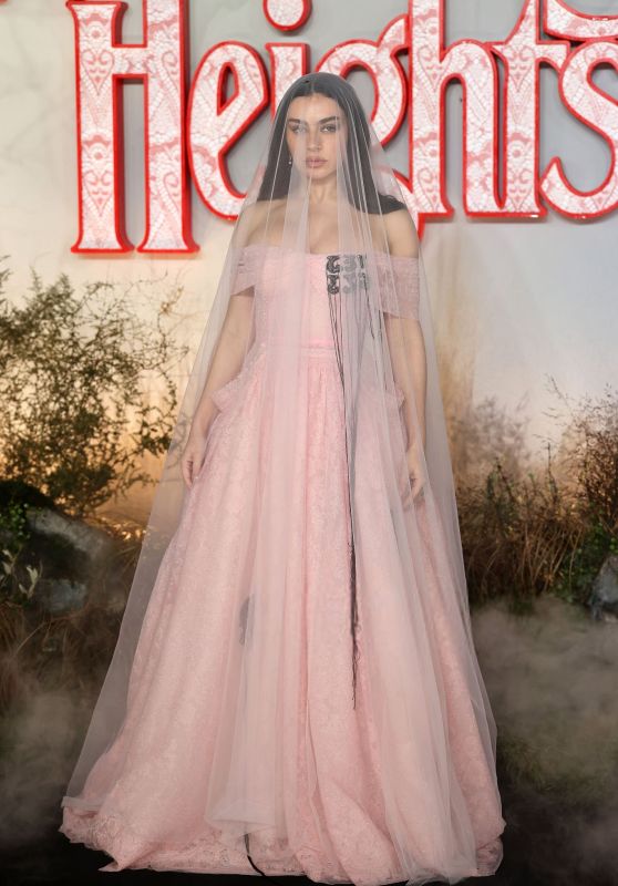 CelebMafia_com's tweet image. Charli XCX walked into gothic romance mode.
Pink Erdem jacquard gown, tulle veil, sapphire earrings ➰
📍Wuthering Heights UK Premiere
🔗 celebmafia.com/charli-xcx-att… 
#CharliXCX #redcarpet #designerlook #WutheringHeights