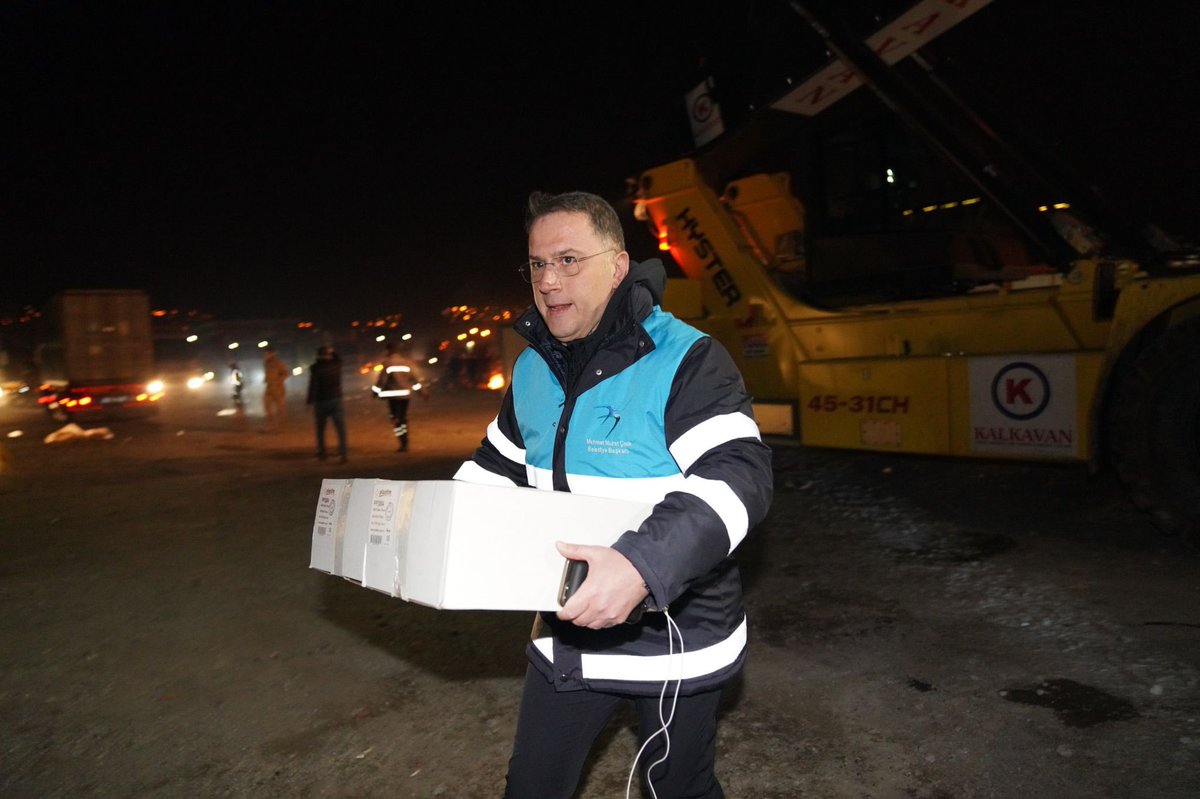 6 Şubat sabahı; hayatta en çok sarsıldığım, en çok üzüldüğüm birkaç günden biriydi.

Sevgili eşim Zehra’nın “Mehmet kalk, Hatay yıkılmış” demesiyle yataktan fırladım. Duyduğum sözlerle başımdan aşağı kaynar sular döküldü.

Daha öncesinde benzer risklerin varlığını analiz etmiş,