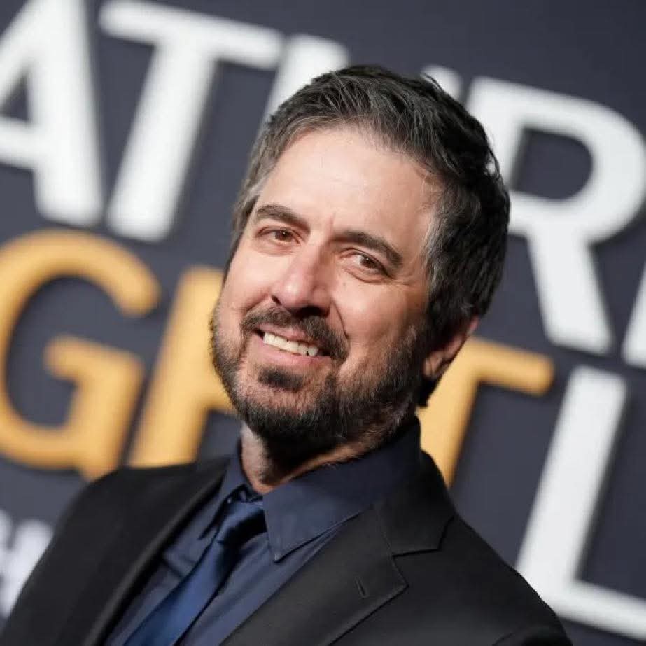 Todo_Noticia1's tweet image. Ray Romano protagonizará el piloto del drama de HBO Max #HowToSurviveWithoutMe Romano dará vida a Leo, un hombre recién enviudado que de pronto se ve obligado a asumir el papel principal como padre, uno para el que nunca audicionó.