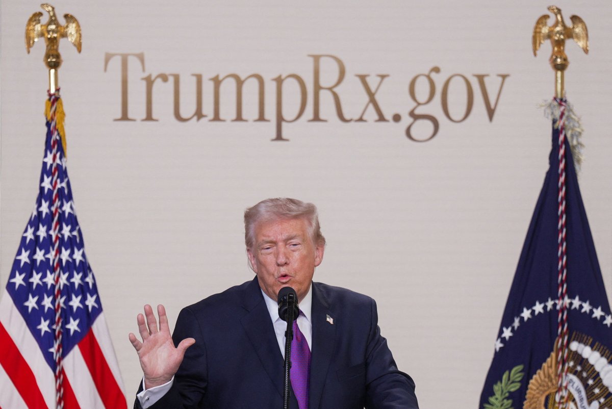 nacholozano's tweet photo. El presidente Donald #Trump presentó #TrumpRx, el nuevo #SitioWeb que permite a los estadounidenses comprar medicamentos recetados con descuentos, como parte de las medida que ha tomado #EUA para reducir los precios de los fármacos en el país.
Los productos no se venden en línea, pero la página proporciona un cupón de #descuento que los usuarios tendrán que presentar en las farmacias para obtener sus medicamentos a un precio más económico.