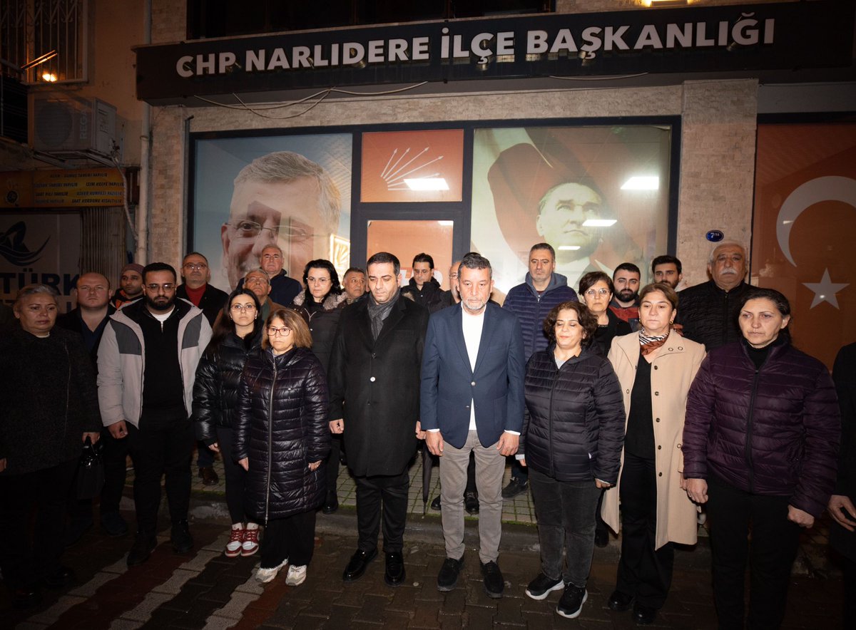 ermanuzuneu's tweet photo. Bugün saat 04.17’de Narlıdere İlçe Başkanlığımızda sessizliğe büründük, toprağa emanet ettiğimiz on binlerce canımızın hatırası için saygı duruşunda bulunduk. 

Sızımız dinmeyecek, yasımız bitmeyecek.

#6Şubat depremlerinde hayatını kaybeden tüm yurttaşlarımızı rahmetle ve özlemle anıyor, ailelerine ve milletimize bir kez daha başsağlığı diliyorum.