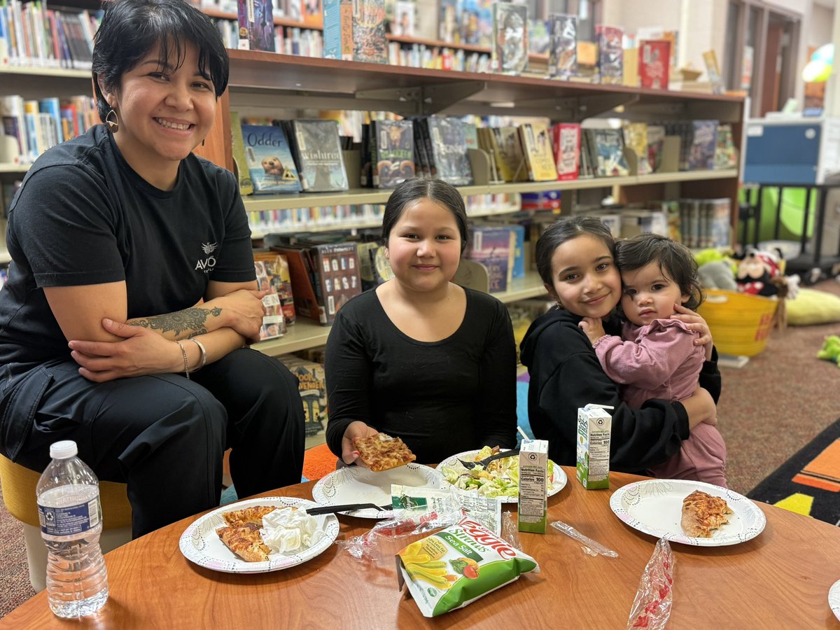 gr8mpstech's tweet photo. 💥What a BLAST 💥 
Families enjoyed ALL the activities at Wheeler’s EL Family Night! 🧩🖍️📚 Oh, &amp; the 🍕 was a hit!
@Lindsay_Taylor4 @SpheroEdu @wheeler_mps @TimmonsMiss @GregWunderlich @MillardPS https://t.co/Nv2KbnAHSB