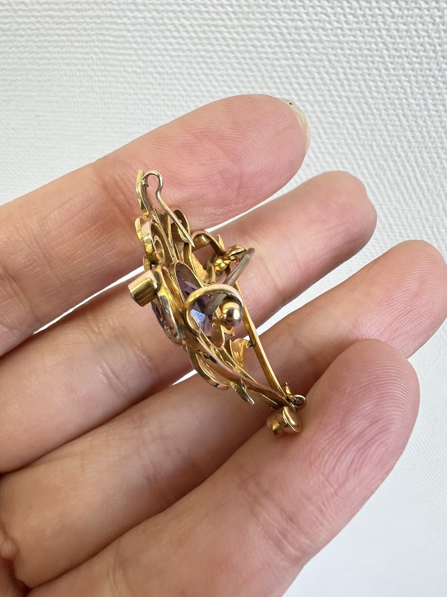 アンティークのペンダントトップは2way で後ろ側がピン状にチェーンに