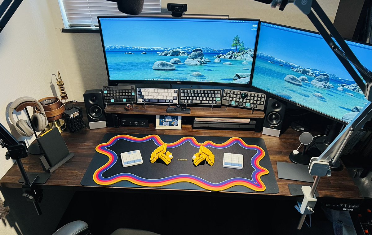 kazy_developer's tweet image. デスク周りお試し模様替えぇえええい！
してみたが、キーボード盛り盛りだった分、スッキリ感が良き。もう少し減らせそうだけど、それはまた今度に😎
#小人キー #SeaGlass
#自作キーボード