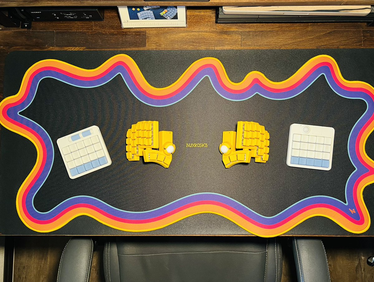 kazy_developer's tweet image. デスク周りお試し模様替えぇえええい！
してみたが、キーボード盛り盛りだった分、スッキリ感が良き。もう少し減らせそうだけど、それはまた今度に😎
#小人キー #SeaGlass
#自作キーボード