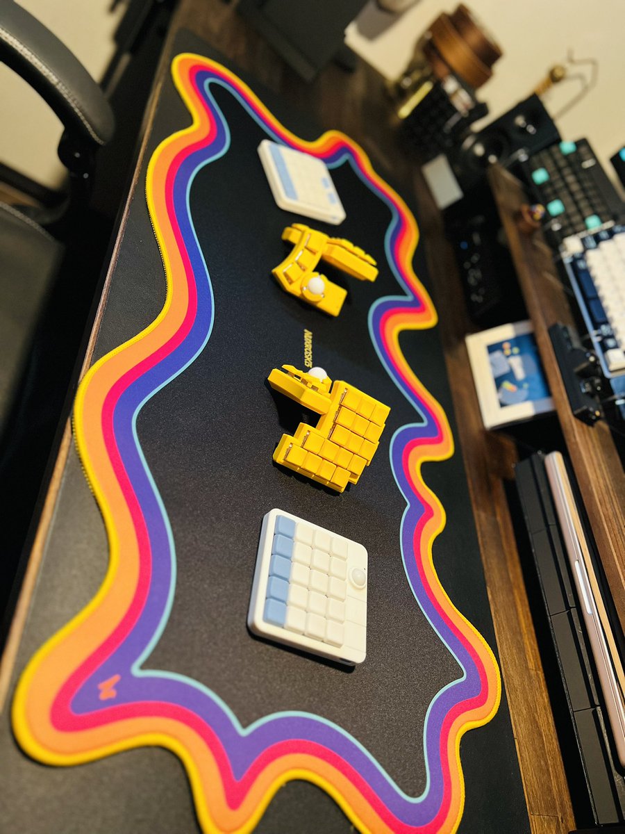 kazy_developer's tweet image. デスク周りお試し模様替えぇえええい！
してみたが、キーボード盛り盛りだった分、スッキリ感が良き。もう少し減らせそうだけど、それはまた今度に😎
#小人キー #SeaGlass
#自作キーボード