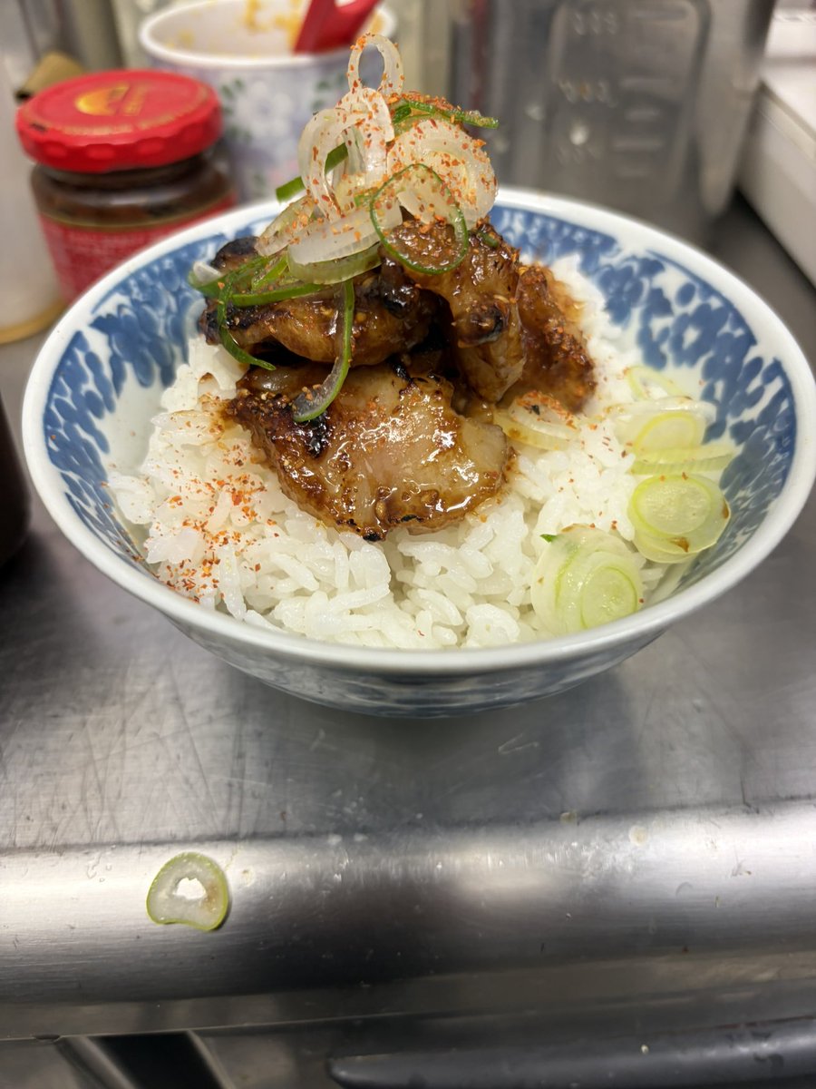 touyama29's tweet photo. おはようございます🙇

本日11〜14:39

18〜22:39まで
お待ちしております！

よろしくお願い致します！

辛味噌に漬け込んだホルモン飯をやっております、是非ご賞味ください。
#江東区住吉 
#煮干しラーメン
#江東区ランチ
#ラーメン https://t.co/a5HPZtUTM4