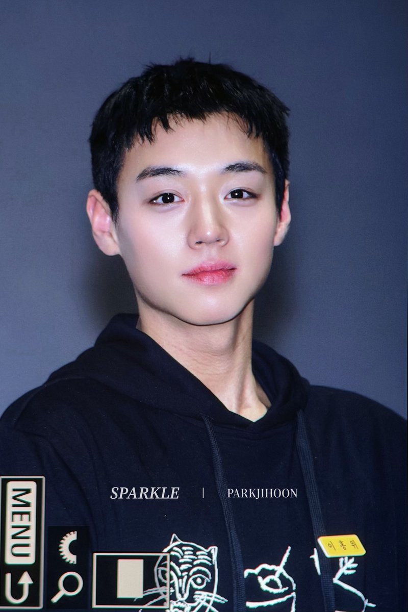 maymexico's tweet photo. 📌Park Jihoon en el estreno de El hombre que vive con el rey 🎬
📍 GV | 040226

🐰Hoy Jihoon se mostró especialmente adorable y cercano, regalando sonrisas y saludos a sus queridas MAYs durante el GV del estreno.
Siempre tan dulce, haciendo que cada momento sea más especial 🖤✨ https://t.co/eNx8XVXfPU
