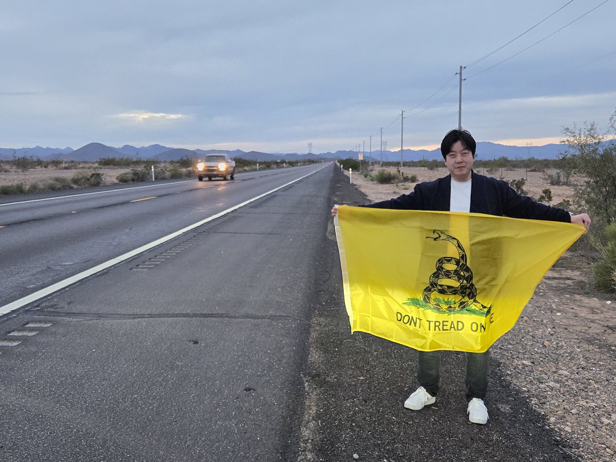 MAGA 활동가의 말을 전합니다.

"선거를 치르는 것이 중요하다. 우리의 표를 도둑질한다 할지라도 우리의 권리를 미리 포기하는 것은 바보 같은 짓이다. 우리의 권리를 먼저 행사하고 도둑들로부터 지켜내야 하는 것이 우리가 해야 하는 일이다."

"DON'T TREAD ON ME"

MAGA 활동가로부터 총 3개의