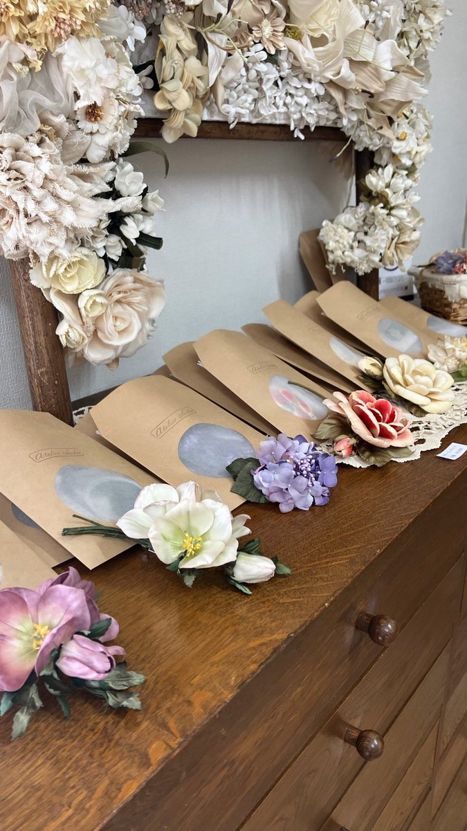 OPEN ATELIER オープンしました！
本日は19時までお待ちしています💐
オンラインストアで販売しているコサージュキットもご購入いただけます☺️
atelier-senka.jimdoweb.com/event/