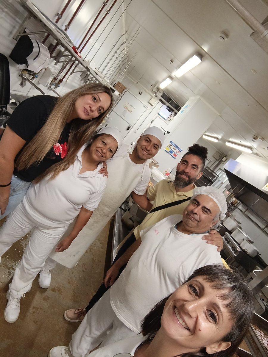 VaneRamos1402's tweet image. Inaugurando cartelera con beneficios que brinda nuestro sindicato para coto sucursal 78 y coto 220!! Los compañeros felices de poder gozar de tantos beneficios @CarlosPerezSEC @BuffonePablo @DanielOveja siempre dando lo mejor 💙💪