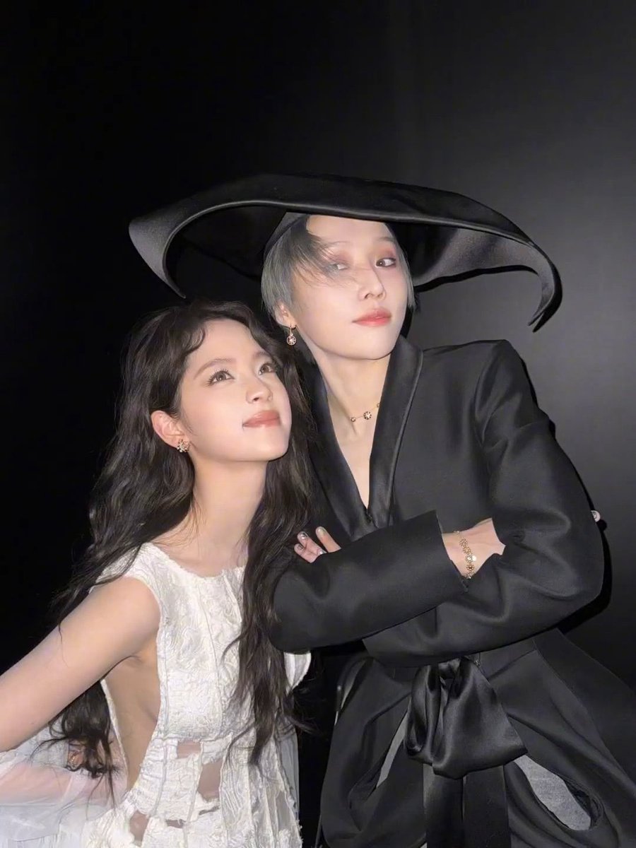 LYXTrends's tweet photo. XIN! NA! XIN LIU and Ouyang Nana at 2025 Weibo Night.

#刘雨昕 #XINLiu #LiuYuxin https://t.co/tPaEK1ofF6