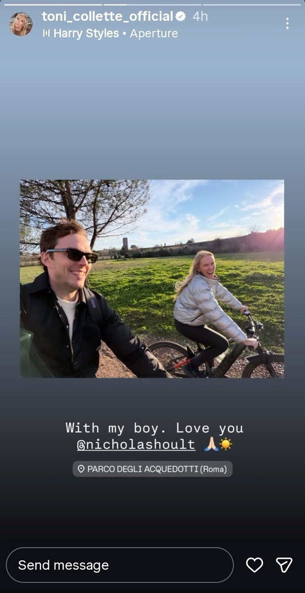 Hoult_x_Haneul's tweet photo. [Update] Cry To Heaven. 
Toni Collette hangs out with Nicholas Hoult at Parco degli Acquedotti, Rome, Italy 🚴‍♀️🇮🇹

"With my boy. Love you 🙏🌞
@NicholasHoult "  #aboutaboy https://t.co/O4px69yout