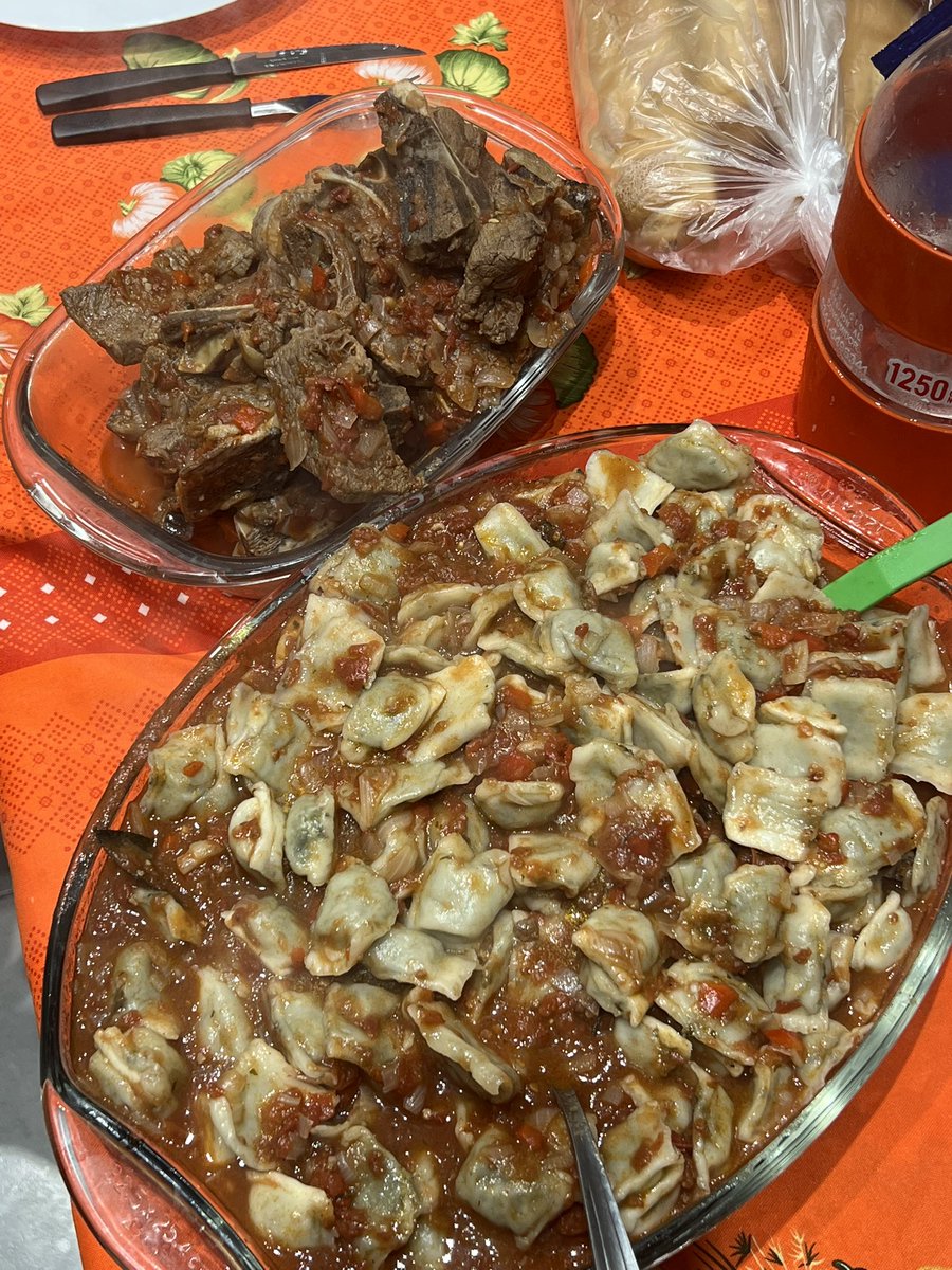 la felicidad está en las simples cosas de la vida, como venir a lo de tus papás que te prendan el aire y te hagan pastas con salsa y estofado mientras vos ves la serie.