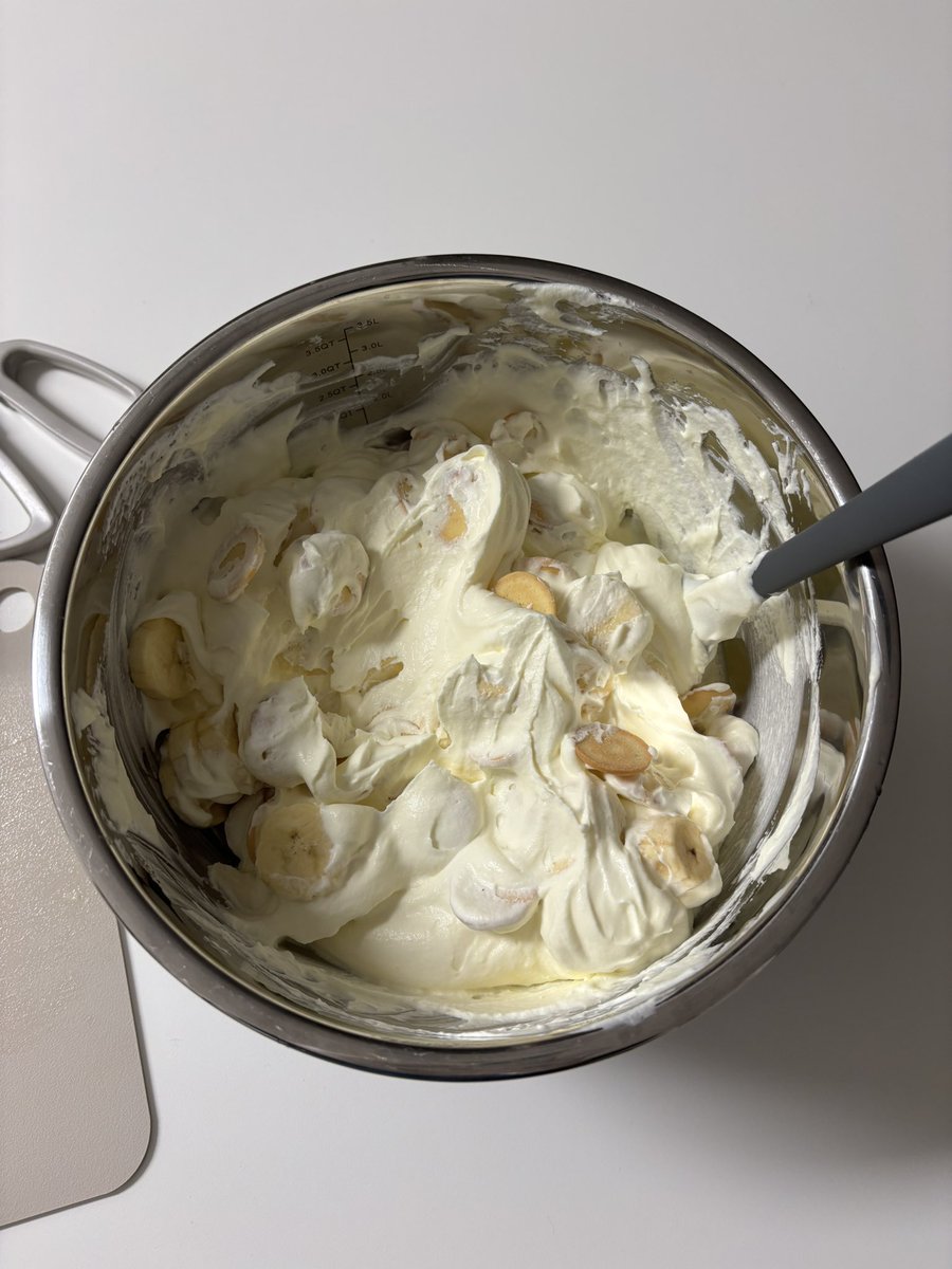 minyong_ii's tweet image. 바나나푸딩 만들었어요🤤
한 입 먹는 순간 귀에서 종소리들림..
재료만 있으면 너무 쉽고 간단하니까 다들 꼭 꼭만들어먹기!! 다이소 푸딩컵으로 9개 분량 나와서 친구들에게 배달가기에도 좋아요💛
레시피는 타래로⬇️⬇️

#바나나푸딩