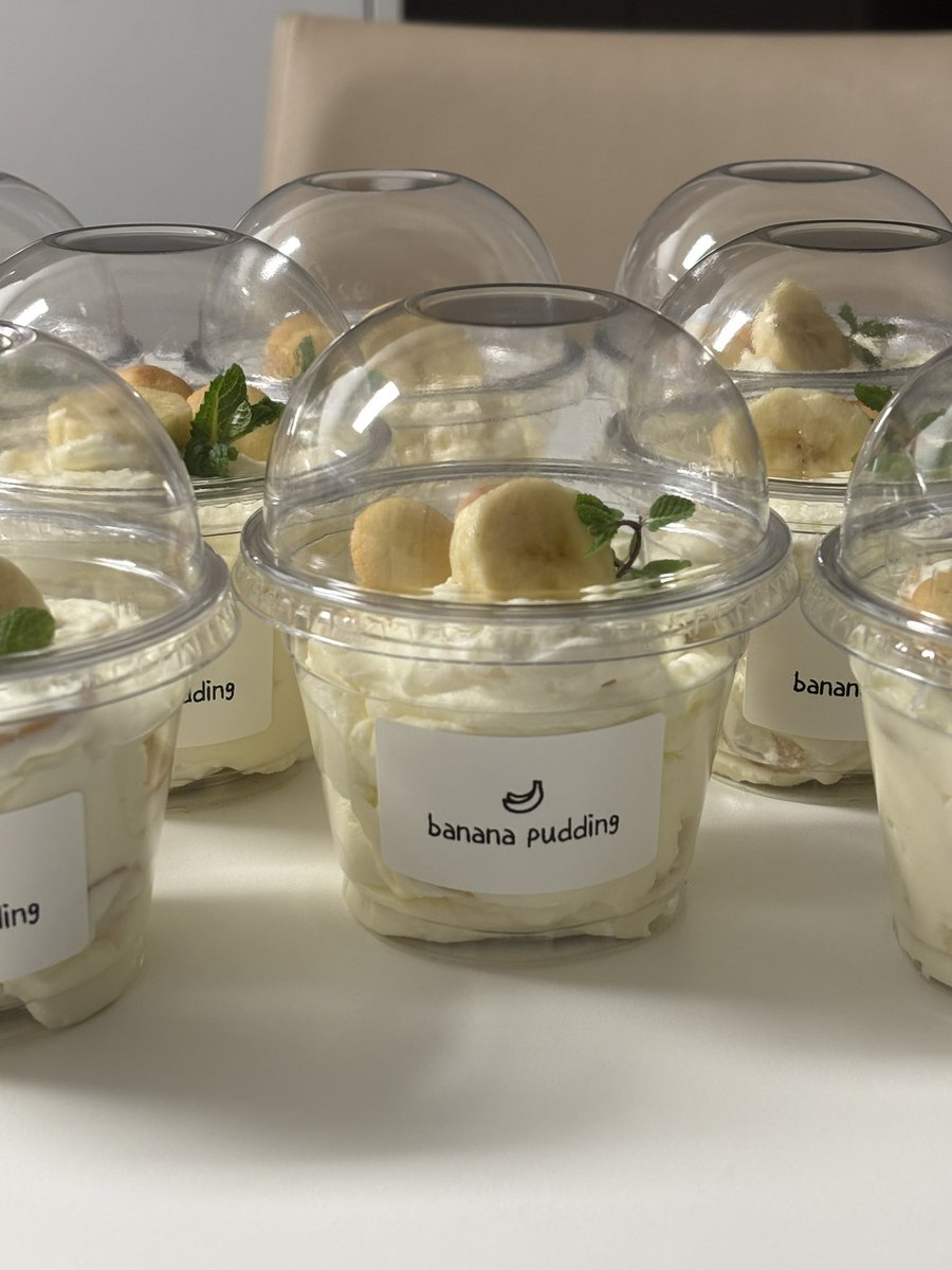 minyong_ii's tweet image. 바나나푸딩 만들었어요🤤
한 입 먹는 순간 귀에서 종소리들림..
재료만 있으면 너무 쉽고 간단하니까 다들 꼭 꼭만들어먹기!! 다이소 푸딩컵으로 9개 분량 나와서 친구들에게 배달가기에도 좋아요💛
레시피는 타래로⬇️⬇️

#바나나푸딩