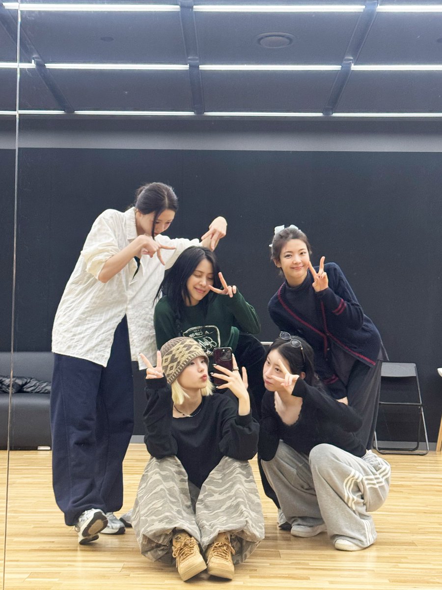 ITZY in the practice room🥺🫳
