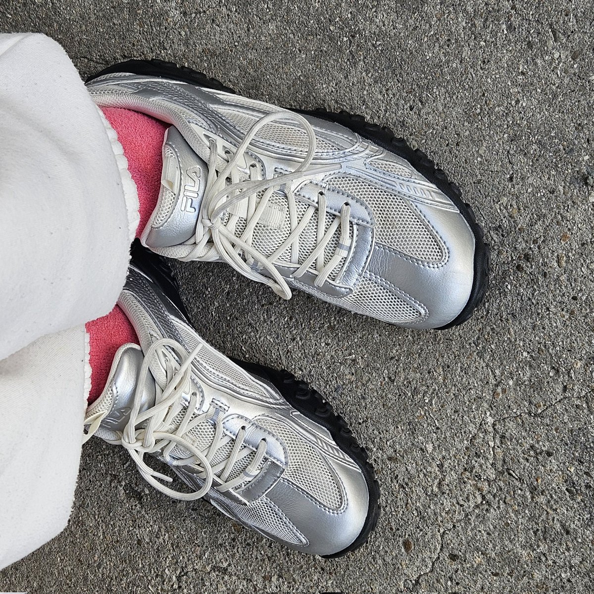 요즘 색으로 포인트 주는 게 유행이라면서요.
(귀찮아서 수면양말 신은거임)