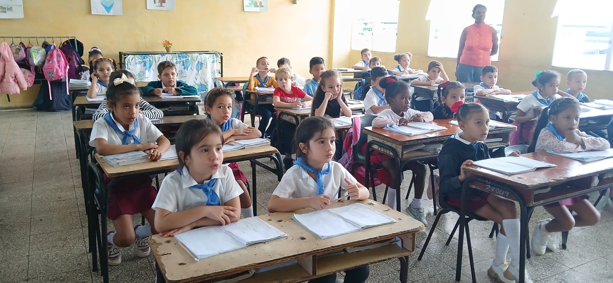 Jóvenes de 4to año de la Escuela Pedagógica Rita Longa Aróstegui de #LasTunas <a href="/CubaMined/">MINED</a> ponen en alto de que el maestro siempre ha sido un evangelio vivo en nuestro país, han sido claves en la formación de la nacionalidad.
#PorLasTunasLaVictoria #PorUn26EnEl26